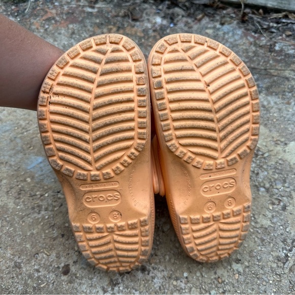 Crocs Classic Clogs Orange Men’s 6 / Women’s 8 Lightweight Slip-On - Picture 3 of 9